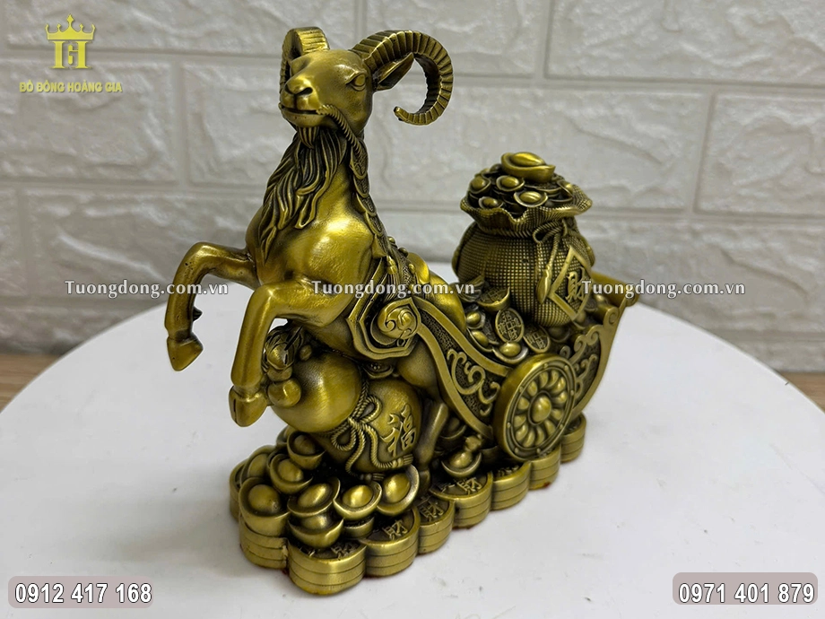 Phần đế vững chắc gồm nhiều đồng tiền và nén kim nguyên bảo